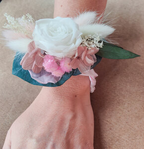 Handgemaakte droogbloemen pols corsage voor smalle polsen