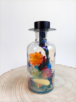 Grote fles gevuld met droogbloemen 