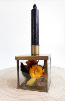 Showcase gevuld met droogbloemen kleur geel