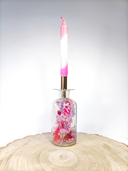 Grote fles gevuld met droogbloemen valentijn