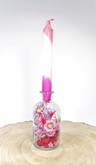 Medium fles gevuld met droogbloemen