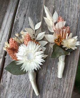 Witte droogbloemen corsage