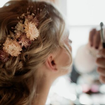 haar sieraad droogbloemen 