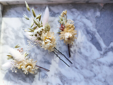 haar speldjes droogbloemen bruiloft