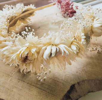 Haar diadeem met bloemen