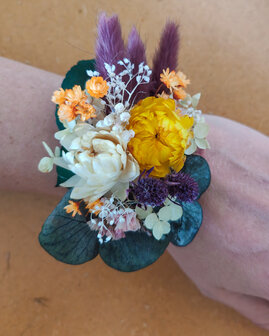 Pols corsage van droogbloemen voor speciale gelegenheden