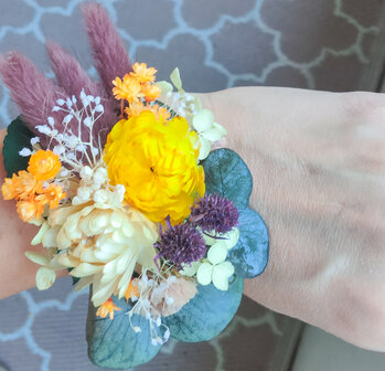 Droogbloemen pols corsage op maat gemaakt voor smalle polsen