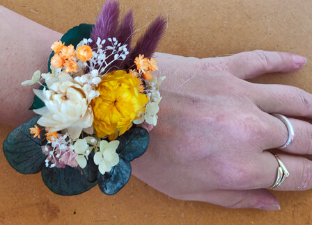 Duurzame droogbloemen pols corsage, perfect voor bruiloften