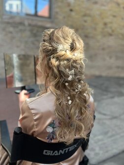 Haar accesoire bloemen slinger