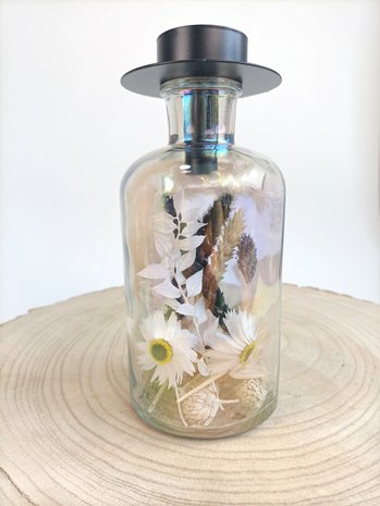 Droogbloemen in grote fles met witte en zwarte droogbloemen