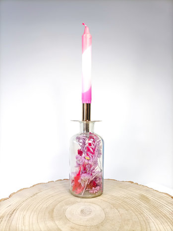 Grote fles gevuld met droogbloemen valentijn