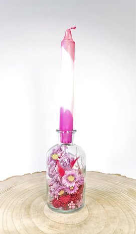 Medium fles gevuld met droogbloemen