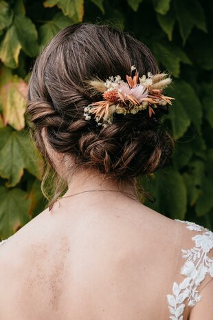 haarkam bruidskapsel droogbloemen