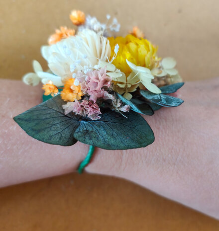 Unieke pols corsage met droogbloemen in bohemian stijl