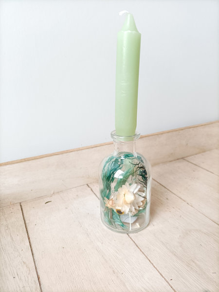 Droogbloemen in fles of glas in groen en petrol kleur