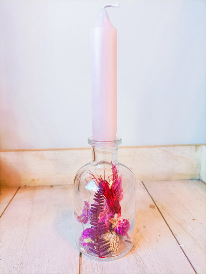 Kleine flesjes gevuld met droogbloemen