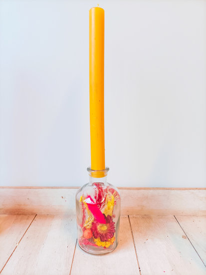 gedroogde bloemen in fles geel met rood