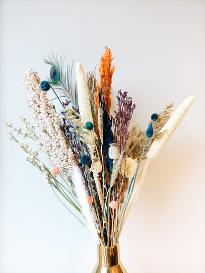 Boeket droogbloemen in mooie aardse tinten