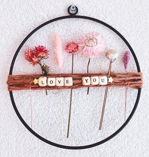 Droogbloemen in cirkel met tekst Droogbloemen in cirkel met tekst