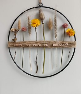 Droogbloemen in cirkel met tekst Droogbloemen in cirkel met tekst